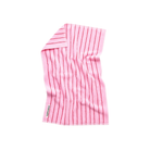 Een zachte, babyroze Bongusta Naram Handdoek (50x80 cm) met verticale rode strepen en een wit label met groene Bongusta-tekst, gemaakt van biologisch katoen, afgebeeld tegen een witte achtergrond.