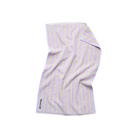 De Bongusta Naram Handdoek Lilac & Neon Yellow 50/80 van Bongusta is een kleurrijke handdoek in lichtpaars met dunne gele strepen en een klein groen geborduurd label, gemaakt van biologisch katoen, afgebeeld op een witte achtergrond.