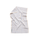 De Bongusta Naram Handdoek Moonbeam & Ultramarine 50/80 is een crèmekleurige badkamerhanddoek met verticale blauwe strepen, gemaakt van biologisch katoen en afgewerkt met een klein merklabel in één hoek, afgebeeld tegen een witte achtergrond.