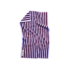 De Bongusta Naram Handdoek Wine & Lavender Blue 50/80 van Bongusta is een rechthoekige handdoek met verticale kastanjebruine en witte strepen, afgebeeld op een witte achtergrond. Een hoek is omgevouwen en onthult een klein label aan de onderrand.