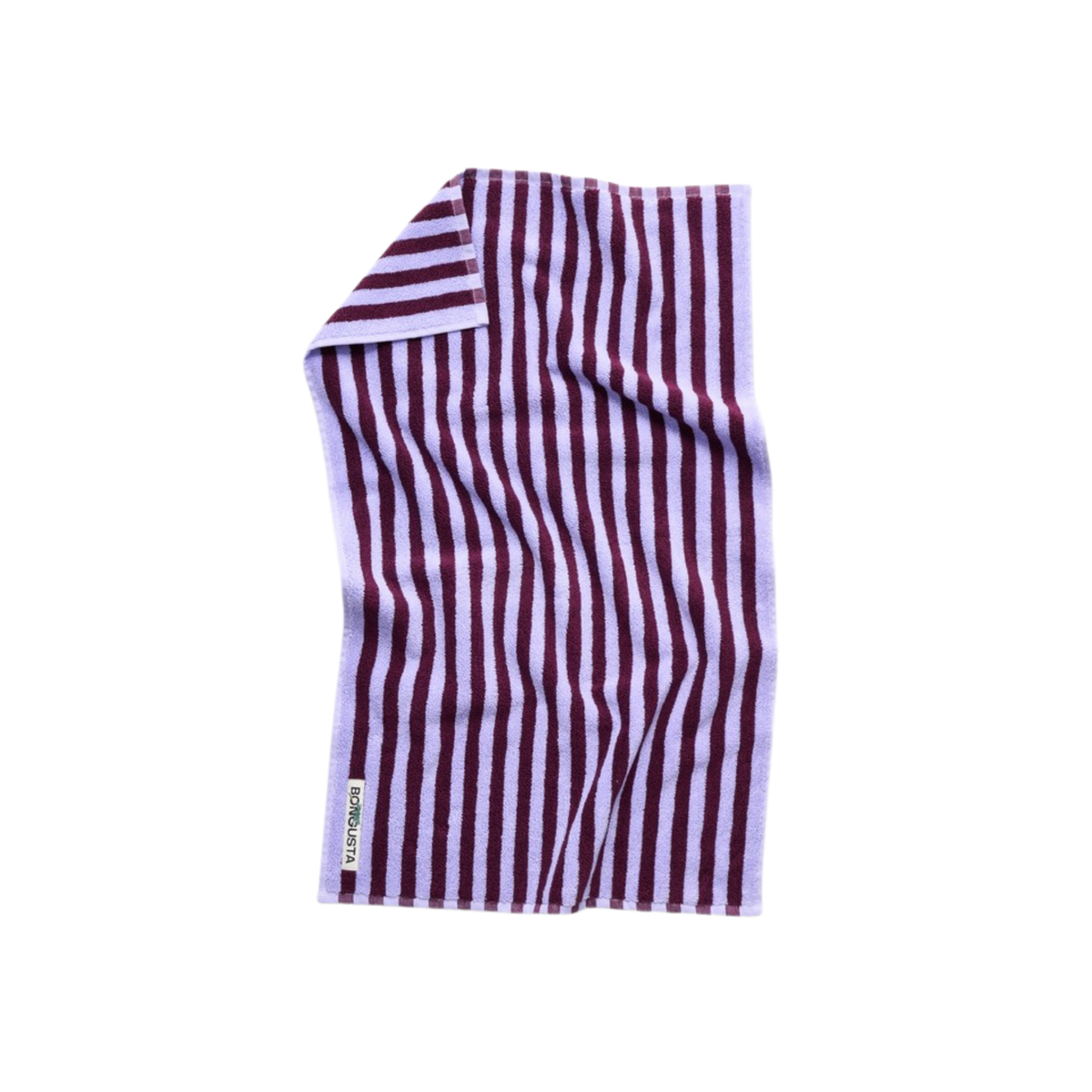 De Bongusta Naram Handdoek Wine & Lavender Blue 50/80 van Bongusta is een rechthoekige handdoek met verticale kastanjebruine en witte strepen, afgebeeld op een witte achtergrond. Een hoek is omgevouwen en onthult een klein label aan de onderrand.
