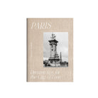 De Cozy Publishing Parijs Dromerige tips voor de stad van de liefde Reisgids bevat insider tips op een beige omslag met textuur en een zwart-wit foto van een Parijs monument en de Eiffeltoren op de achtergrond.