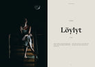 Een in een handdoek gewikkelde persoon zit op een houten bank en geniet van Noordse wellness en stoom in de Finse sauna. Rechts verschijnt "Löylyt" met de bijbehorende definitie. Afbeelding van Cozy Publishing Sauna Boek van Cozy Publishing.