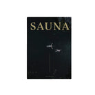 Op een donkere boekomslag staat "SAUNA" in grote gouden letters boven twee figuurtjes die zwemmen in donker water, wat Noordse wellness oproept. Onderaan staat "Cozy Publishing", waarmee het unieke Cozy Publishing Sauna Boek wordt getoond.