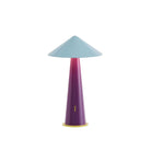 De Fine Lumens Tipsy Lamp LED Oplaadbaar Grijsblauw Pruim heeft een modern paddenstoelvormig ontwerp met een lichtblauwe kegelvormige kap, paarse taps toelopende voet en gouden ronde voet tegen een witte achtergrond.