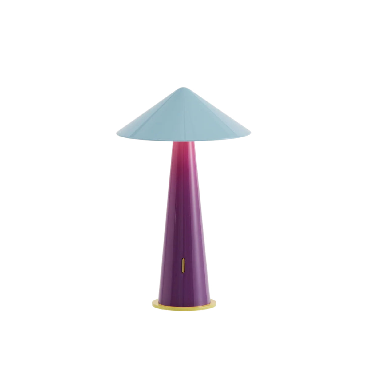 De Fine Lumens Tipsy Lamp LED Oplaadbaar Grijsblauw Pruim heeft een modern paddenstoelvormig ontwerp met een lichtblauwe kegelvormige kap, paarse taps toelopende voet en gouden ronde voet tegen een witte achtergrond.
