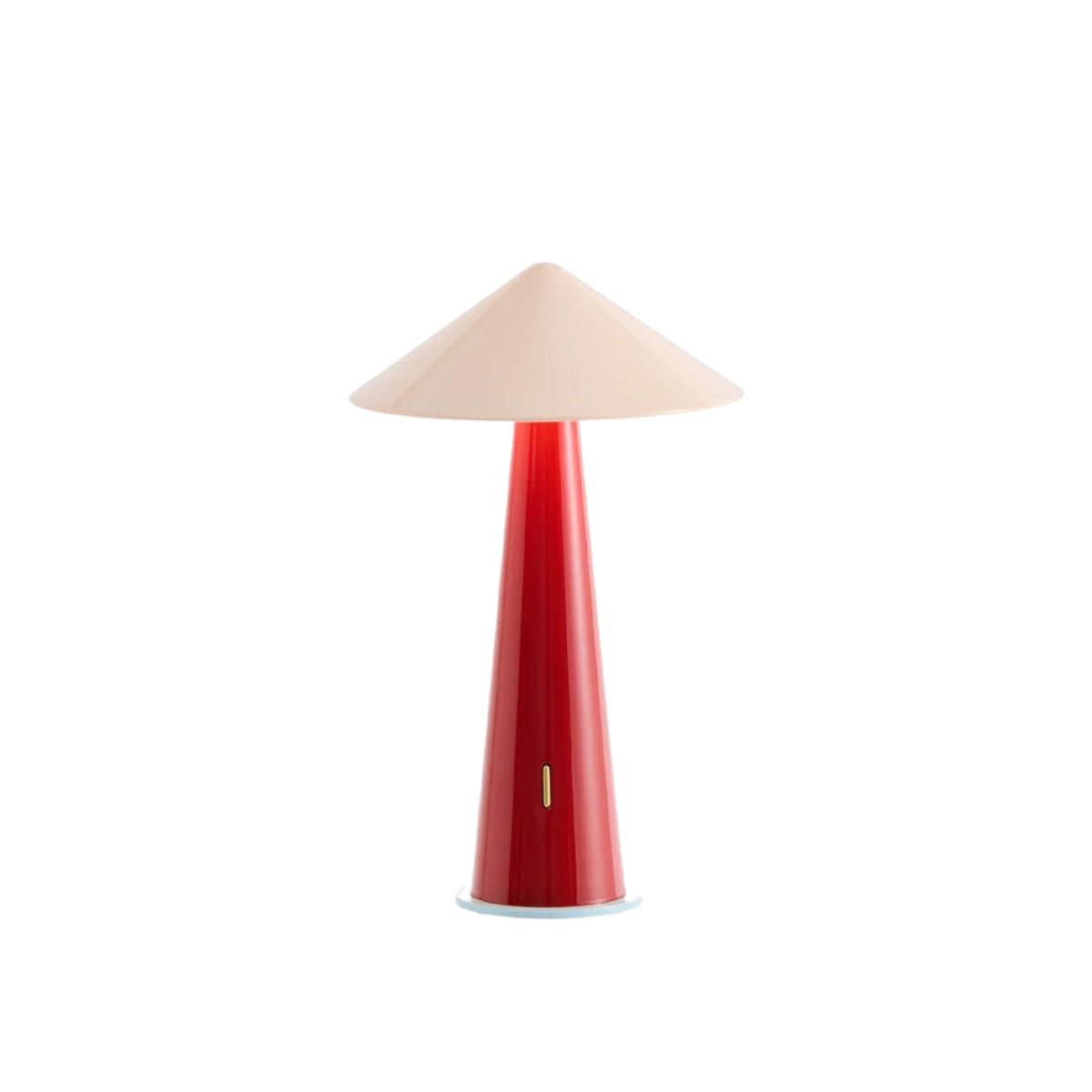 De Fine Lumens Tipsy Lamp LED Oplaadbaar van Fine Lumens heeft een poederroze en donkerrode kegelvormige voet met een brede beige kegelvormige kap, gefotografeerd op een effen witte achtergrond.