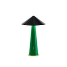 De Fine Lumens Tipsy Lamp LED Oplaadbaar Zwart Emerald Groen van Fine Lumens heeft een dimbaar ontwerp met een smaragdgroene kegelvormige basis, gele ronde basisring en brede zwarte kegelvormige lampenkap op een witte achtergrond.