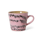 De HK Living 70s Ceramics Cappuccinokop Bubble is een roze mok van keramiek met een handvat, lichtbeige binnenkant, uniek reactief glazuur en onregelmatige zwarte penseelstreek-achtige strepen. Geïnspireerd op het iconische HK Living ontwerp.