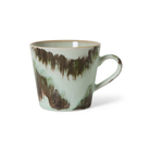 De HK Living 70s Ceramics Cappuccinokop Tide heeft een lichtgroen reactief glazuur, donkerbruine penseelstreken, een eenvoudig handvat en een licht taps toelopende vorm - een toonbeeld van de klassieke HK Living stijl.