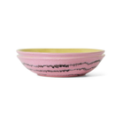 De HK Living 70s Ceramics Curry Kom Bubble 2 st. is een ondiepe schaal van keramiek met een gele binnenkant, roze buitenkant en donkere golvende streep, afgewerkt met opvallend reactief glazuur.