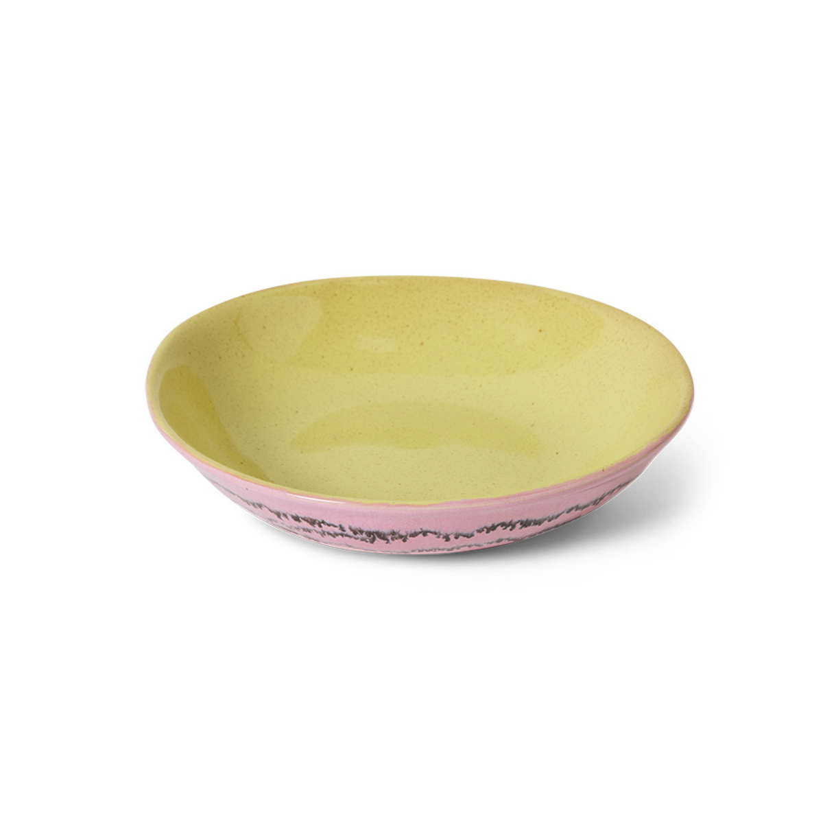 De HK Living 70s Ceramics Curry Kom Bubble 2 st. is een ondiepe kom van keramiek met een gele binnenkant, roze buitenkant en een donker accent met textuur bij de rand, geïnspireerd op de jaren 70 stijl.