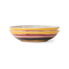Twee HK Living 70s Ceramics Curry Kom Hibiscus kommen, set van 2, in een geel, rood en bruin gradiëntontwerp met afwerking van reactief glazuur van HK Living, weergegeven tegen een witte achtergrond.