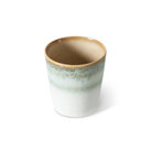 De HK Living 70s Ceramics Koffiekop Petal heeft een vloeiend verlopend ontwerp met een bruine rand, lichtblauw midden en witte basis, wat een retro stijl weerspiegelt. Hier afgebeeld op een witte achtergrond.