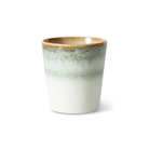 De HK Living 70s Ceramics Koffiekop Petal heeft een bruine rand met een groenblauw en wit kleurverloop. Het retro keramische, licht gestructureerde oppervlak heeft een handgemaakte look. De beker is gefotografeerd tegen een effen witte achtergrond.