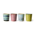 Vier HK Living 70s Ceramics Koffiemok Artistic mokken, elk met een uniek kleurrijk ontwerp, staan op een rij op een witte achtergrond.