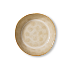 De HK Living 70s Ceramics Pasta Kom Patina, een set van 2 ronde borden van beige keramiek met licht oneffen randen en glanzende afwerking, wordt van bovenaf gezien tegen een witte achtergrond.
