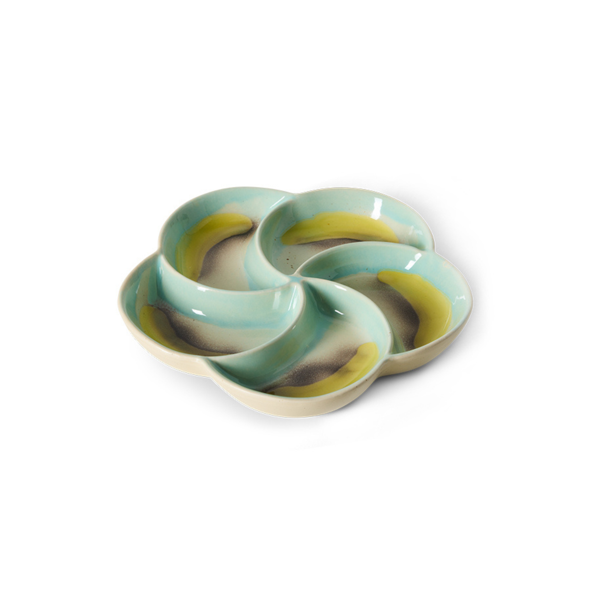 De HK Living 70s Ceramics Snack Schaal Glint heeft vijf met elkaar verbonden, bloemvormige compartimenten in pastelblauw, groen, geel en beige - ideaal om retro charme naar je tafel te brengen.