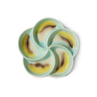 De HK Living 70s Ceramics Snack Schaal Glint heeft vijf met elkaar verbonden bloembladvormige delen met een geel en bruin bananendessin op een lichtblauwe en witte achtergrond.