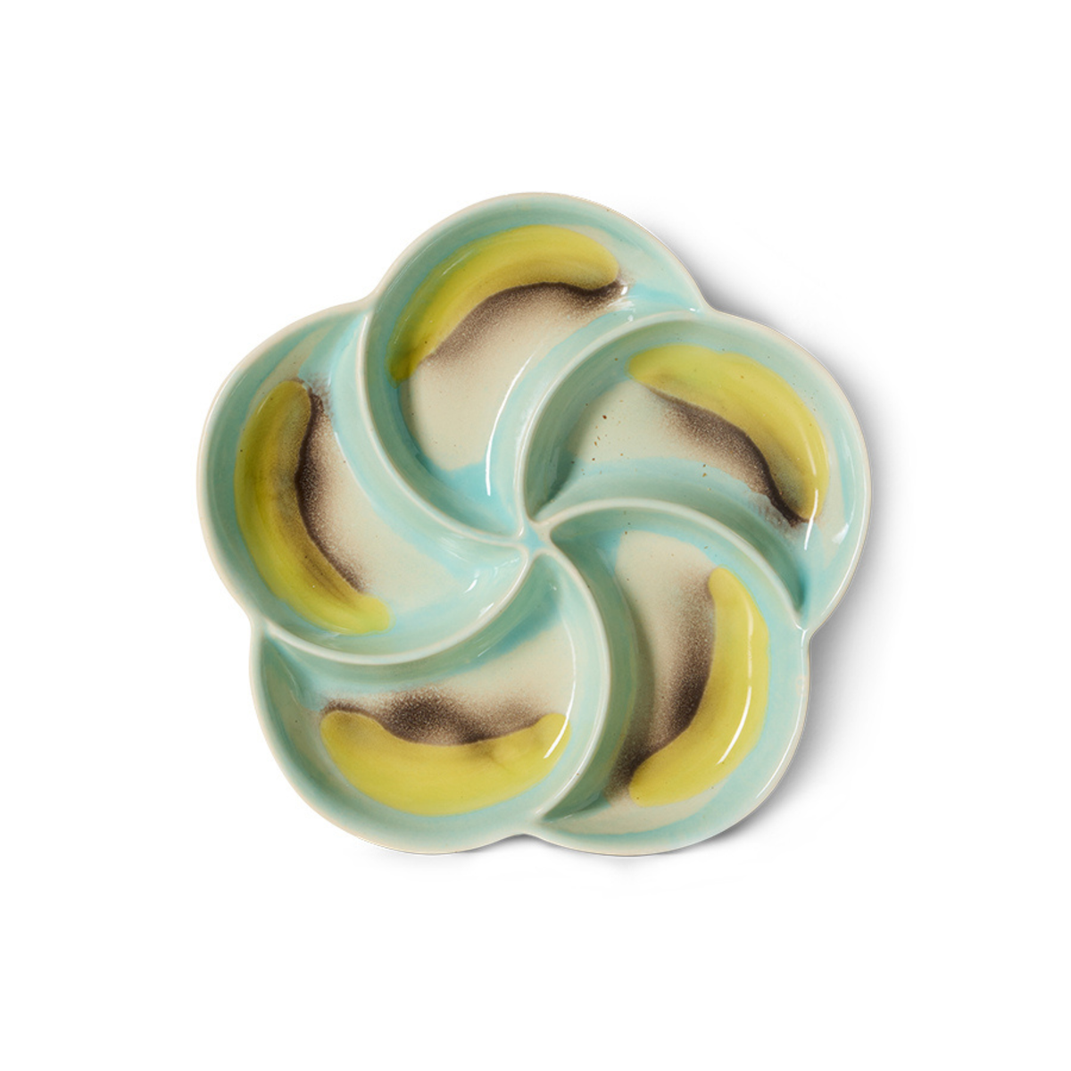 De HK Living 70s Ceramics Snack Schaal Glint heeft vijf met elkaar verbonden bloembladvormige delen met een geel en bruin bananendessin op een lichtblauwe en witte achtergrond.