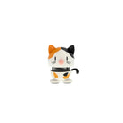 De Hoptimist Calico Kat Wit XS van Hoptimist is een klein decoratief figuurtje met ronde kop, oranje en zwarte oren, roze neus en witte body-perfect als cadeau voor kattenliefhebbers. Gefotografeerd op een witte achtergrond.