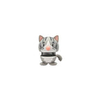 De Hoptimist Maine Coon Kat Grijs XS van Hoptimist is een klein, grijs gestreept cartoon kat beeldje met roze neus en oren, rechtop op een veer met gekrulde staart - perfect als designobject of cadeau voor kattenliefhebbers, afgebeeld op een witte achtergrond.