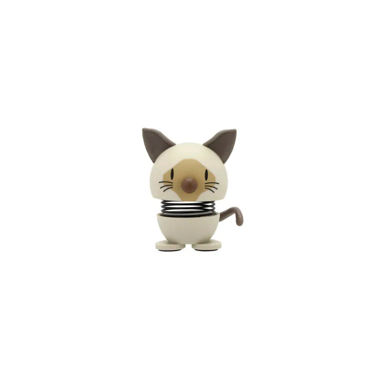 De Hoptimist Siamese Kat Beige XS van Hoptimist is een minimalistisch beeldje in cartoonstijl met een beige lichaam, donkere oren en staart en zwarte borststrepen - perfect als decoratie of cadeau voor kattenliefhebbers. Afgebeeld op een effen witte achtergrond.