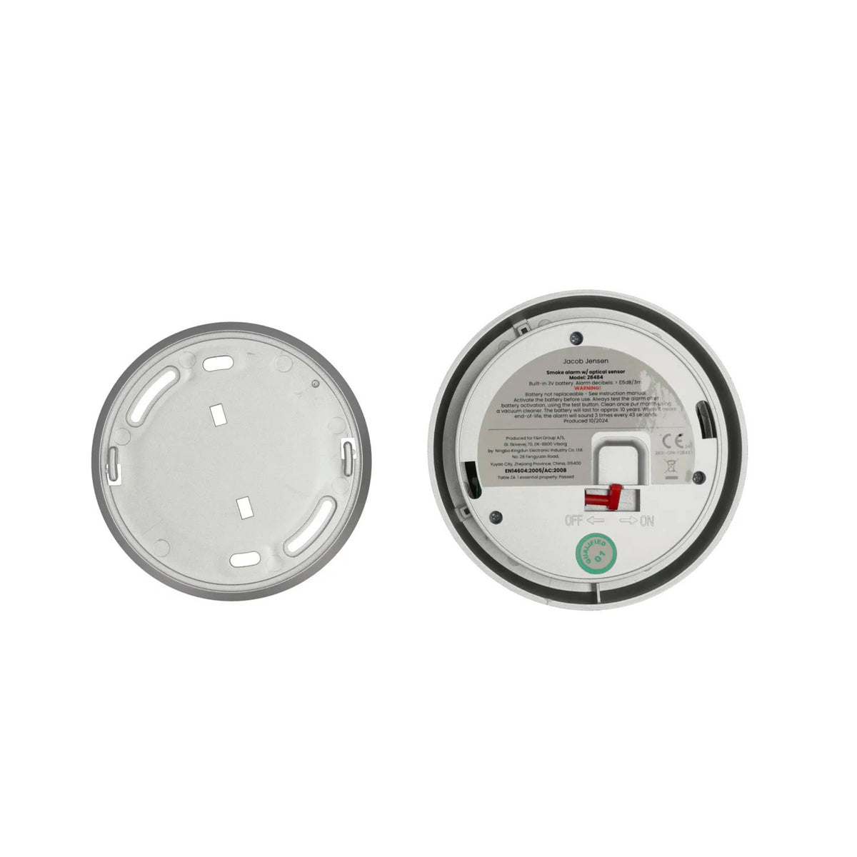 Twee aanzichten van de Jacob Jensen Optical Rookmelder Zilver D10: links de verwijderde montageplaat; rechts het Scandinavische ontwerp van Jacob Jensen met duidelijke labels, een batterijvak en een aan/uit-schakelaar.