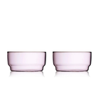 Twee transparante, lichtroze Lyngby Glas Torino Kom Roze D12 kommen (set van 2) staan naast elkaar op een witte achtergrond, met hun weerspiegelingen zichtbaar onderin.