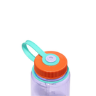 Een close-up van de Nalgene Drinkfles Brede Opening Amethyst 500 ml, een paarse BPA-vrije fles van Nalgene met een oranje schroefdop, een blauwgroene draaglus en een brede opening om de fles gemakkelijk te vullen.