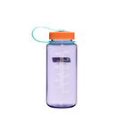 De Nalgene-drinkfles met brede opening, amethist, 500 ml is een doorschijnende paarse fles met een brede opening, een maatverdeling, een oranje schroefdop en een turquoise draaglus. Deze BPA-vrije Nalgene-drinkfles wordt afgebeeld op een witte achtergrond.