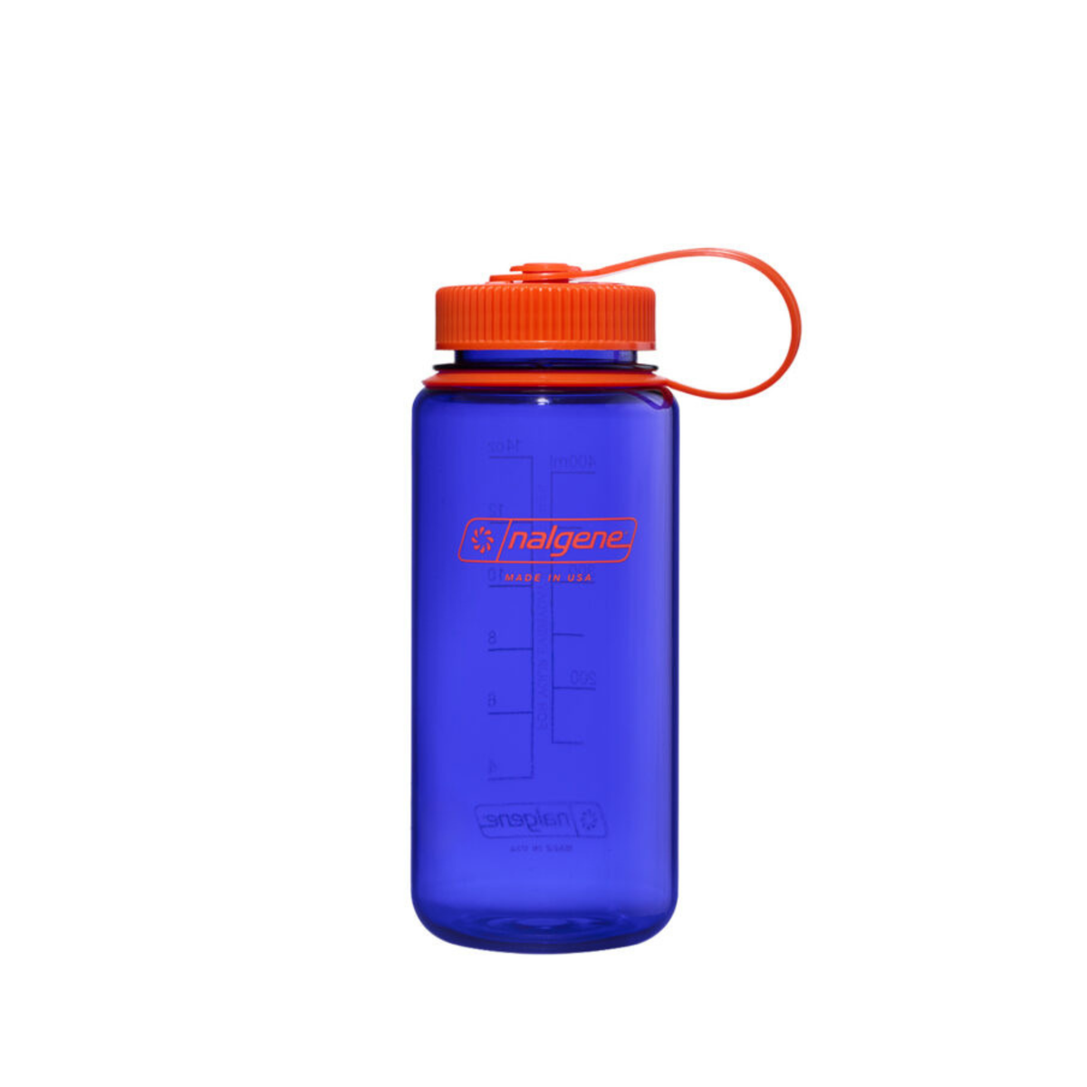 De Nalgene-drinkfles met brede opening, kleur Periwinkle, 500 ml, is BPA-vrij, heeft een brede opening, een rood-oranje schroefdeksel, een bijpassende draaglus, maatverdeling en het Nalgene-logo op de voorkant.