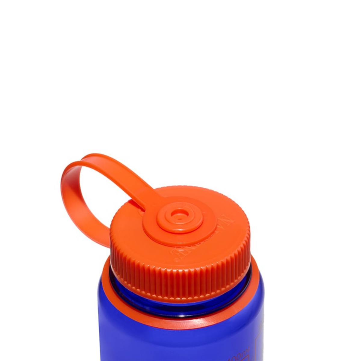 Een close-up van de Nalgene Drinkfles Brede Opening Periwinkle 500 ml: een blauwe fles met een oranje schroefdop en een draaglus, afgebeeld tegen een effen witte achtergrond.