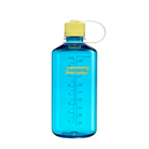 De Nalgene Drinkfles met smalle opening, Blauw Atoll Endive 1L heeft een blauwe fles, een gele schroefdop, een witte draagriem, maatstreepjes en het Nalgene-logo. BPA-vrij voor veilig drinken.
