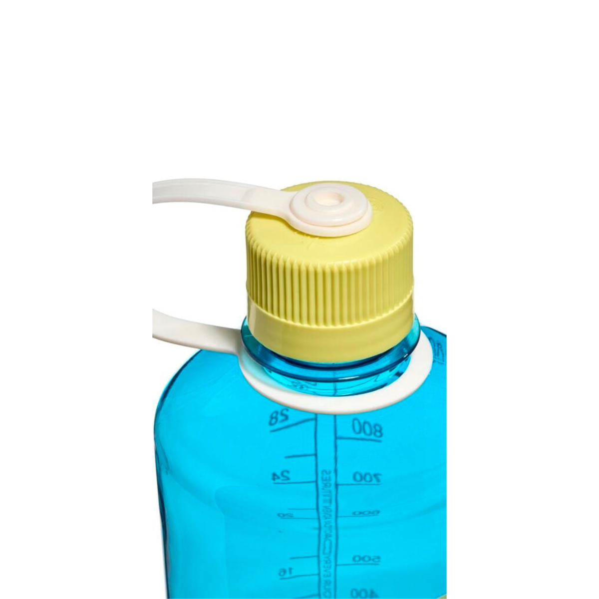Een close-up van de Nalgene-drinkfles met smalle opening, blauw Atoll Endive, 1 liter, met gele schroefdop, wit draagriempje en maatstreepjes. Deze BPA-vrije fles van Nalgene is ideaal om onderweg veilig uit te drinken.