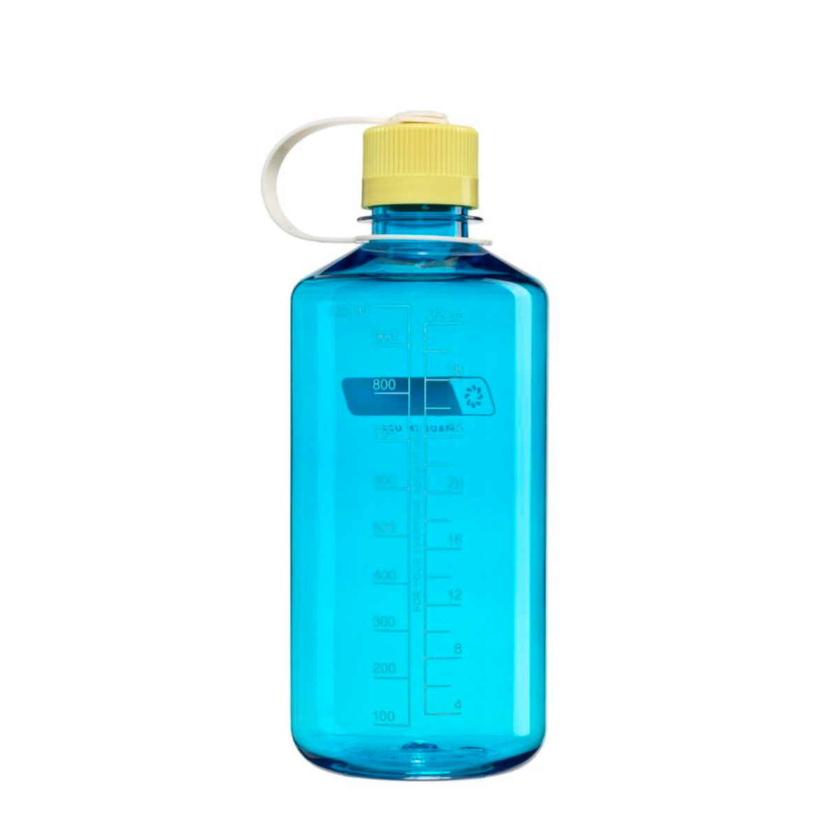 De Nalgene Drinkfles Smalle Opening Blauw Atoll Endive 1L van Nalgene is een doorschijnende blauwe BPA-vrije fles met maatstreepjes, een gele schroefdop en een witte draaglus, afgebeeld tegen een witte achtergrond.