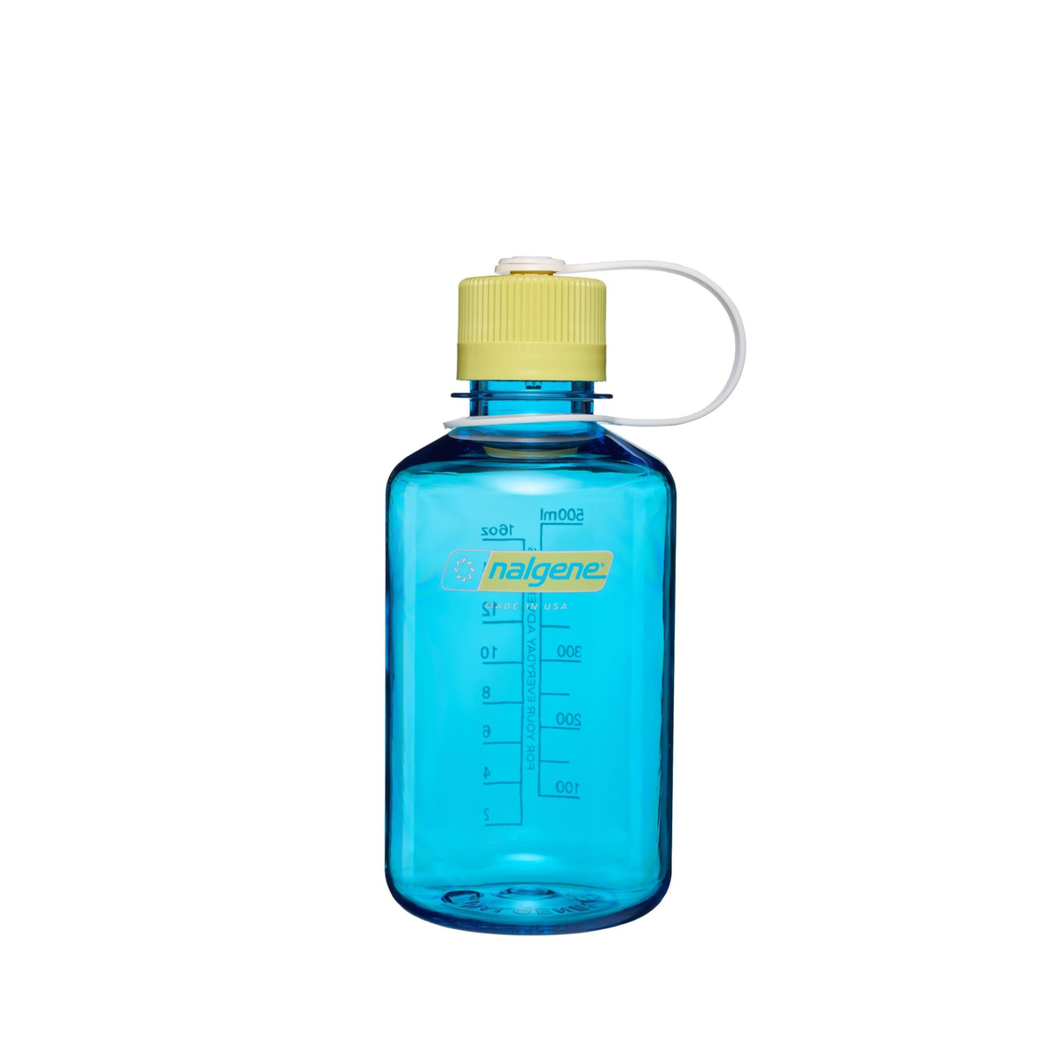 De Nalgene-drinkfles met smalle opening, blauw Atoll Endive, 500 ml, is BPA-vrij, heeft een gele schroefdop, een witte draaglus en maatstreepjes op de zijkant. De fles staat afgebeeld tegen een witte achtergrond.