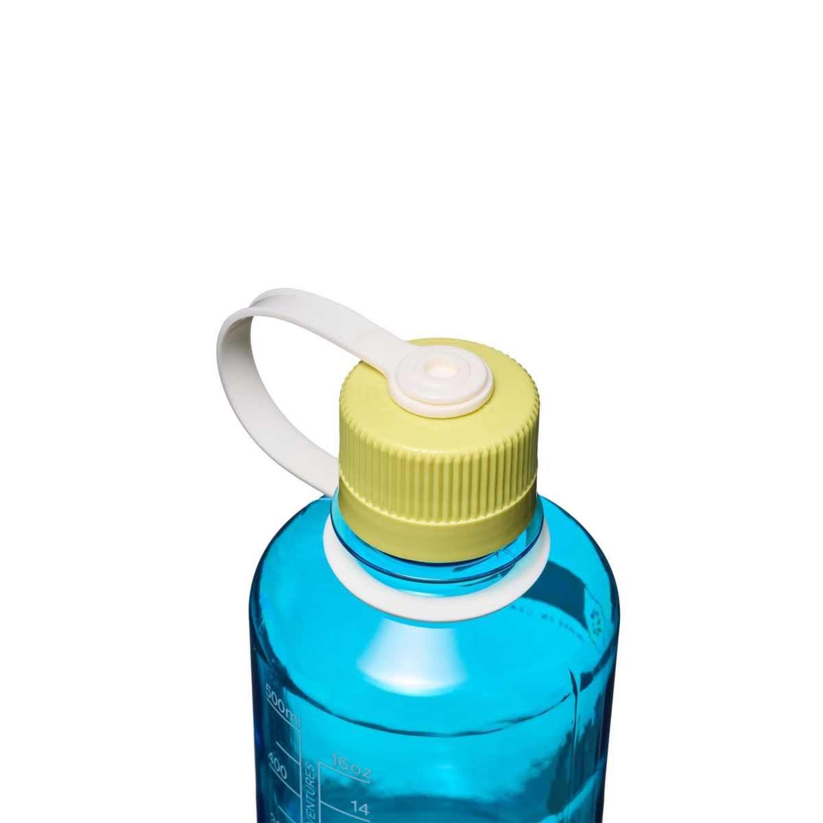 Close-up van een BPA-vrije Nalgene-drinkfles met smalle opening, blauw Atoll Endive, 500 ml, met inhoudsaanduiding, gele dop en witte draagbeugel tegen een witte achtergrond.