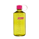 De Nalgene-drinkfles met smalle opening, Endive Fuchsia Paars, 1 l, is een doorzichtige gele fles met een paarse dop, een witte draaglus en een maatverdeling. Deze BPA-vrije drinkfles van Nalgene is ideaal voor dagelijks gebruik en staat rechtop op een witte achtergrond.