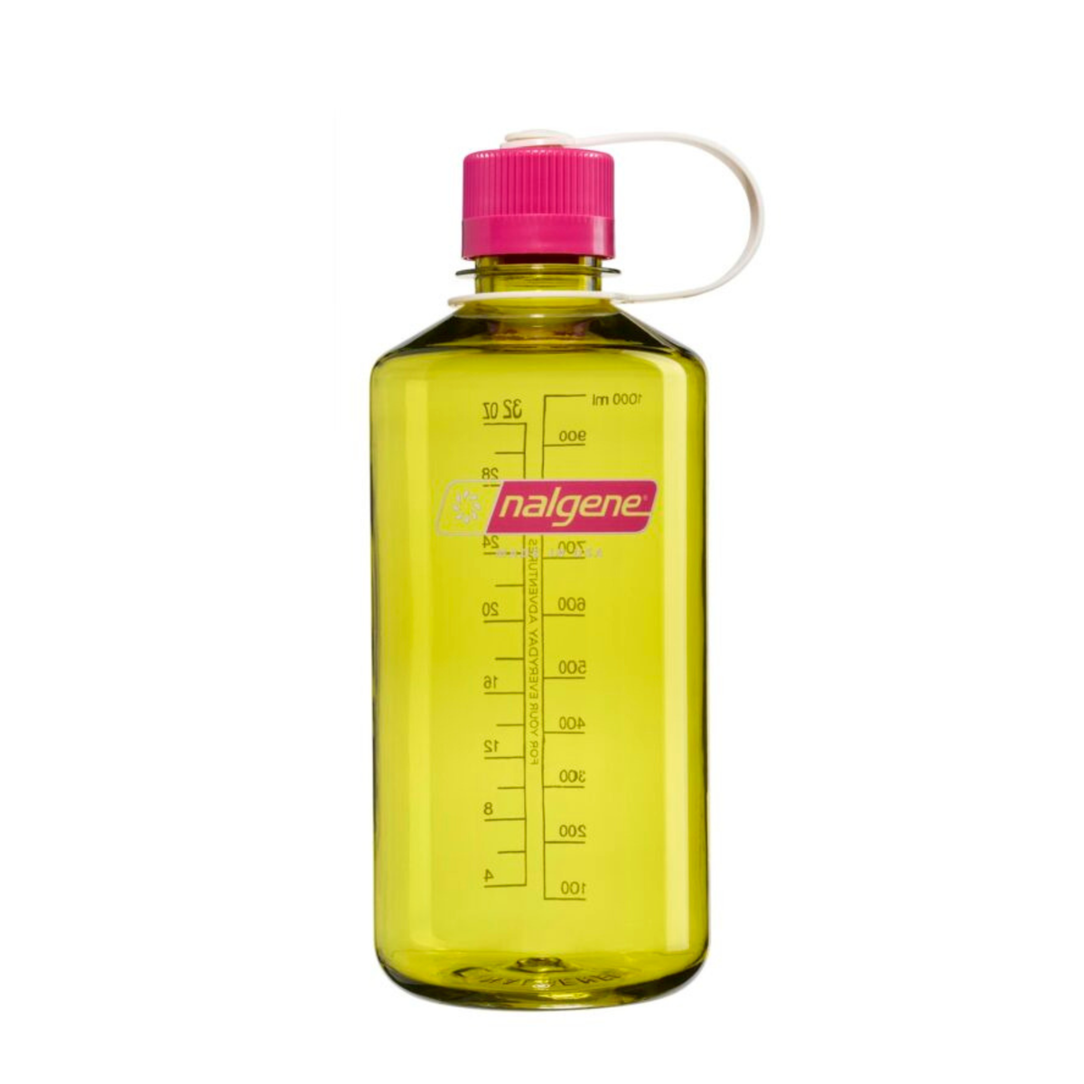 De Nalgene-drinkfles met smalle opening, Endive Fuchsia Paars, 1 l, is een doorzichtige gele fles met een paarse dop, een witte draaglus en een maatverdeling. Deze BPA-vrije drinkfles van Nalgene is ideaal voor dagelijks gebruik en staat rechtop op een witte achtergrond.