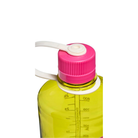 Een close-up van de Nalgene Drinkfles Smalle Opening Endive Fuchsia Paars 1L, een gele fles van 1 liter met maatstreepjes, een roze schroefdop en een witte draaglus op het BPA-vrije deksel van Nalgene.