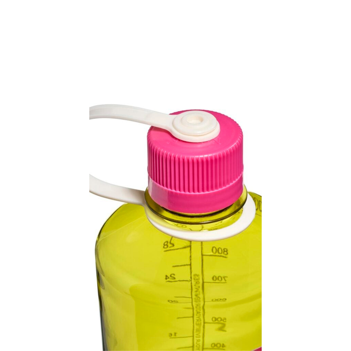 Een close-up van de Nalgene Drinkfles Smalle Opening Endive Fuchsia Paars 1L, een gele fles van 1 liter met maatstreepjes, een roze schroefdop en een witte draaglus op het BPA-vrije deksel van Nalgene.