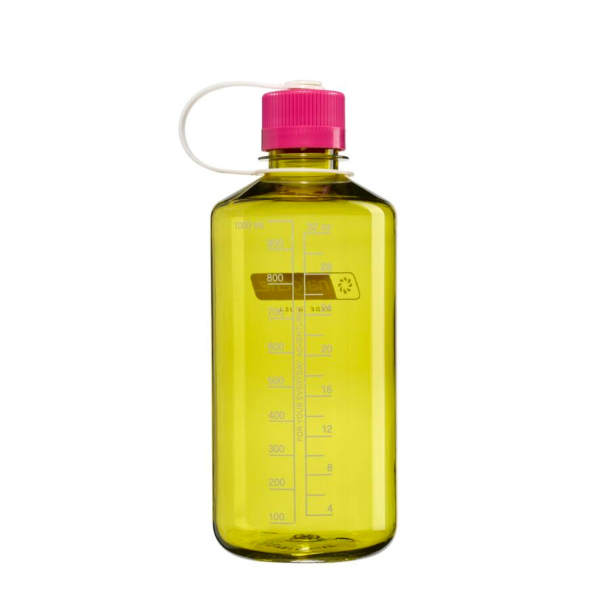 De Nalgene Drinkfles met smalle opening, Endive Fuchsia Paars, 1 l is een doorschijnende gele BPA-vrije fles van 1 l van Nalgene, voorzien van maatstreepjes en een opvallende fuchsia-paarse schroefdop met een witte plastic lus, afgebeeld op een effen witte achtergrond.