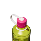 De Nalgene-drinkfles met smalle opening, kleur Endive Fuchsia Paars, 500 ml, heeft een groene fles, een roze schroefdop, een witte draaglus en een smalle opening. BPA-vrij voor veilig drinken onderweg. Afgebeeld tegen een witte achtergrond.
