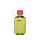 De Nalgene Drinkfles met smalle opening, Endive Fuchsia Paars, 500 ml is een doorschijnende groene Nalgene-fles met maatstreepjes, een roze schroefdop die aan een wit lusje vastzit, en een smalle opening. BPA-vrij. Afgebeeld tegen een effen witte achtergrond.
