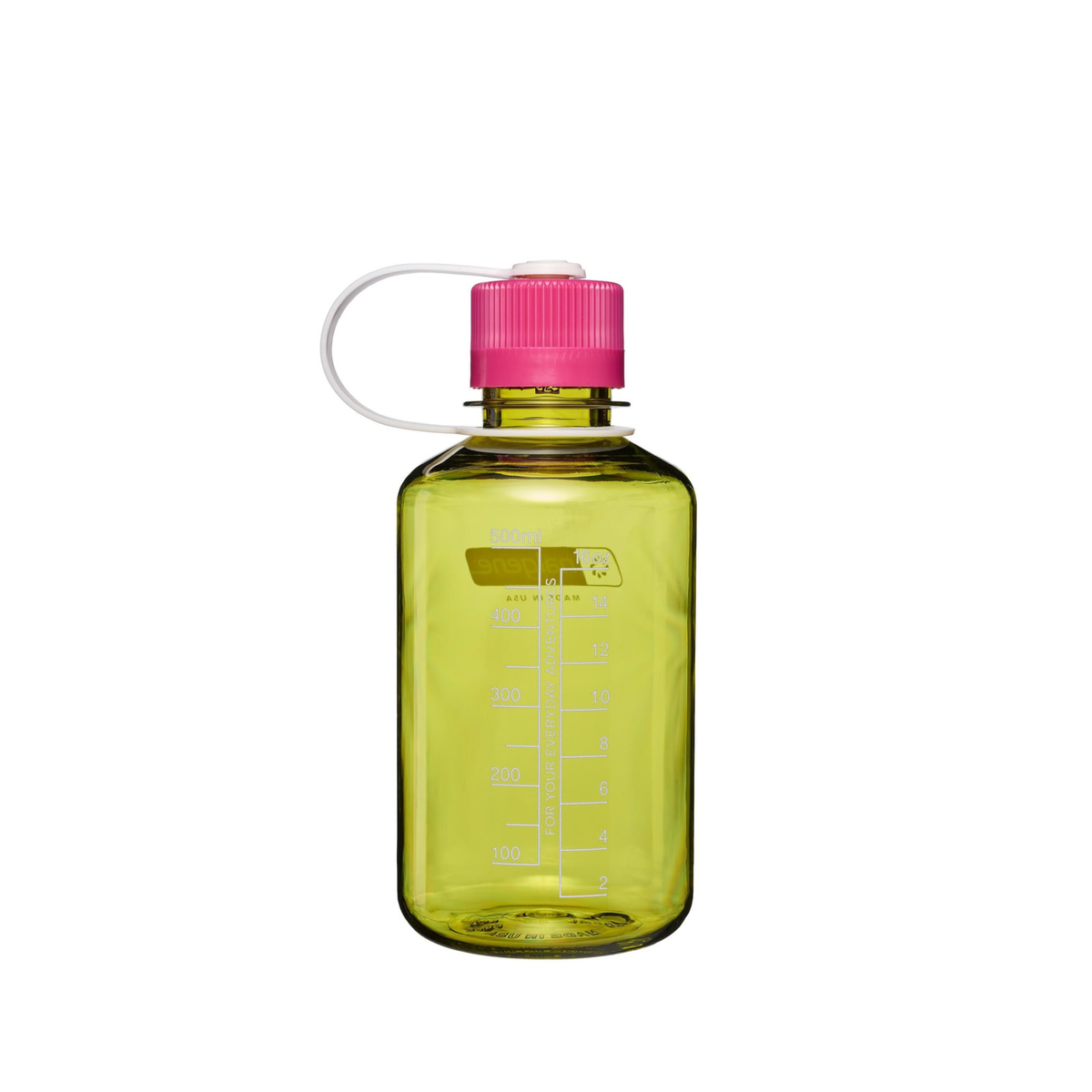 De Nalgene Drinkfles met smalle opening, Endive Fuchsia Paars, 500 ml is een doorschijnende groene Nalgene-fles met maatstreepjes, een roze schroefdop die aan een wit lusje vastzit, en een smalle opening. BPA-vrij. Afgebeeld tegen een effen witte achtergrond.