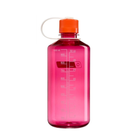 De Nalgene Drinkfles met smalle opening, fuchsia-paars, Flame, 1 l is een doorschijnende roze fles met milliliter- en ounce-markeringen, een oranje schroefdop, een witte draaglus, BPA-vrij en vervaardigd door Nalgene.