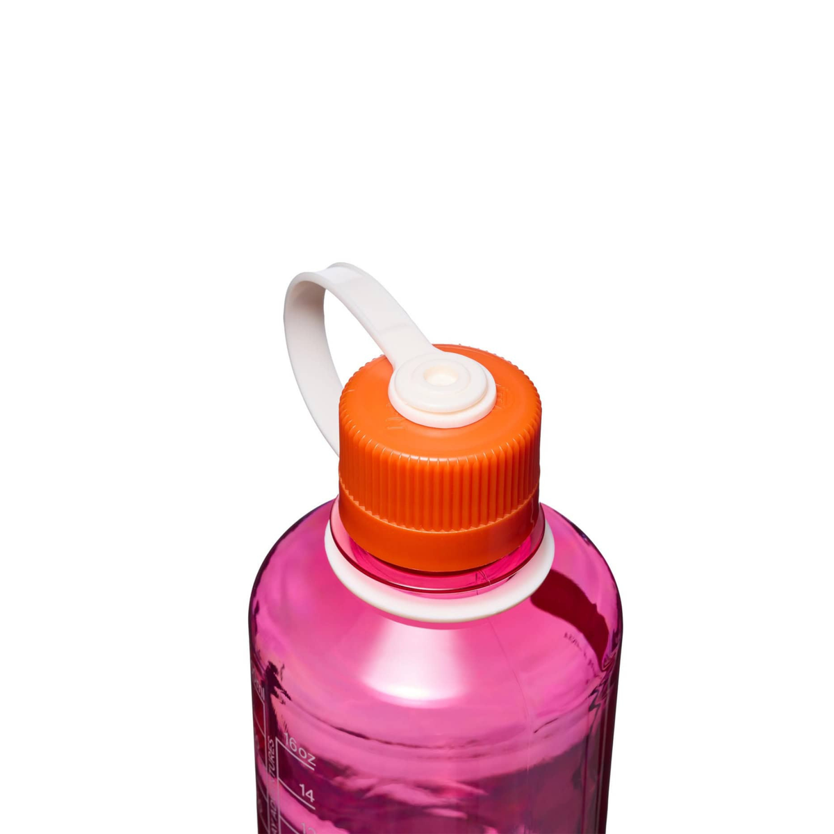 Een close-up van een Nalgene Drinkfles met smalle opening in de kleur Fuchsia Paars Flame, 500 ml, met een roze fles, een oranje dop, een witte lus en een smalle opening van Nalgene, afgebeeld tegen een witte achtergrond.