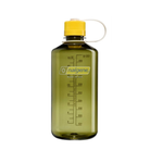 De Nalgene Drinkfles met smalle opening, Groen Freesia, 1 l, een BPA-vrije fles met een gele schroefdop, een witte lus, maatstreepjes en het Nalgene-logo op de voorkant, staat rechtop op een witte achtergrond.