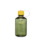 De Nalgene-drinkfles met smalle opening, Groen Freesia, 500 ml, is een groene, BPA-vrije drinkfles van Nalgene met een gele dop, een witte draagriem en maatstreepjes (ml/oz) op de zijkant, afgebeeld tegen een witte achtergrond.